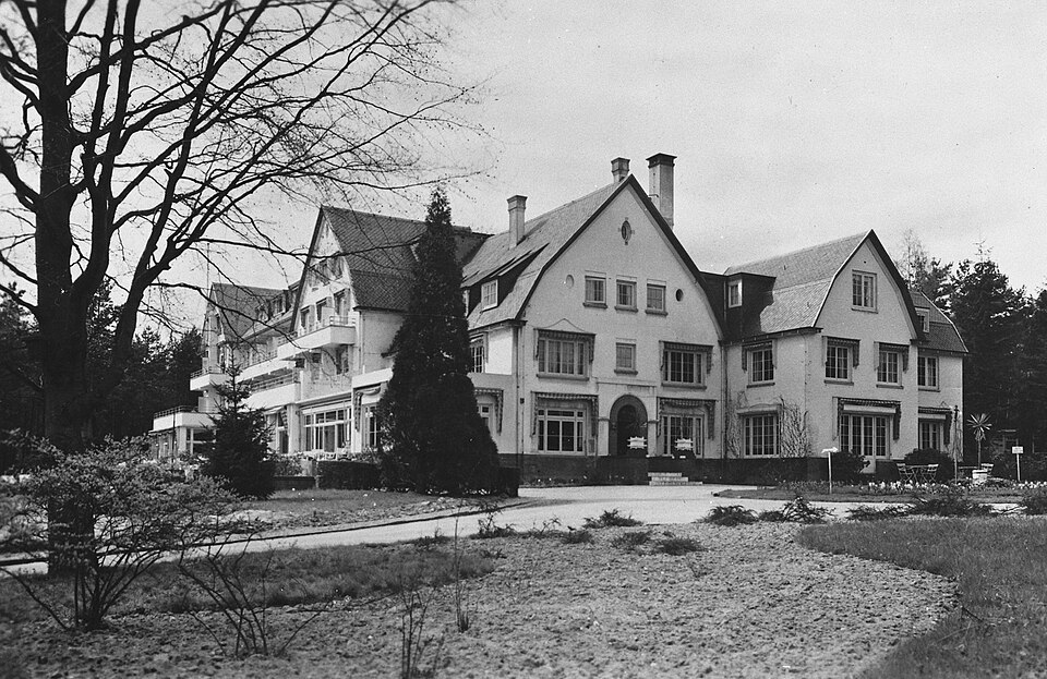 Collectie / ArchiefÃ‚Â : Fotocollectie Anefo
Reportage / SerieÃ‚Â : [ onbekend ]
BeschrijvingÃ‚Â : Oosterbeek Hotel "De Bilderberg" , conferentiecentrum
DatumÃ‚Â : 30 mei 1954
LocatieÃ‚Â : Oosterbeek
FotograafÃ‚Â : Fotograaf Onbekend / Anefo
AuteursrechthebbendeÃ‚Â : Nationaal Archief 
MateriaalsoortÃ‚Â : Glasnegatief
Nummer archiefinventarisÃ‚Â : bekijk toegang 2.24.01.09

BestanddeelnummerÃ‚Â : 906-4935