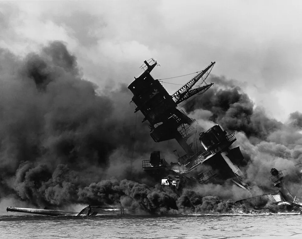 The USS Arizona (BB-39) burning after the Japanese attack on Pearl Harbor, 7 December 1941. USS Arizona sunk at en:Pearl Harbor. The ship is resting on the harbor bottom. The supporting structure of the forward tripod mast has collapsed after the forward magazine exploded.